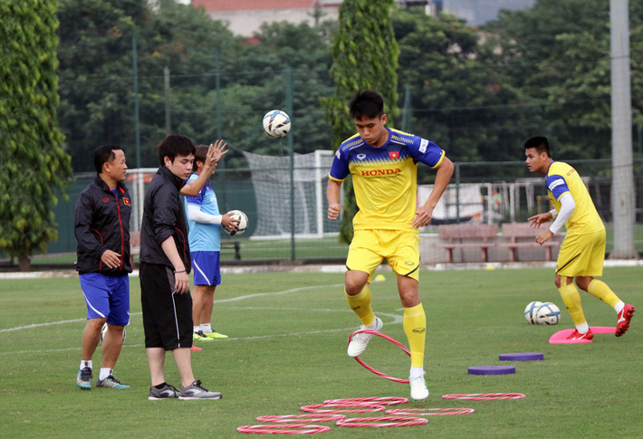 Ông Vũ Anh Thắng (bên phải ông Khoa) sẽ là trợ lý của HLV Park ở U23 châu Á