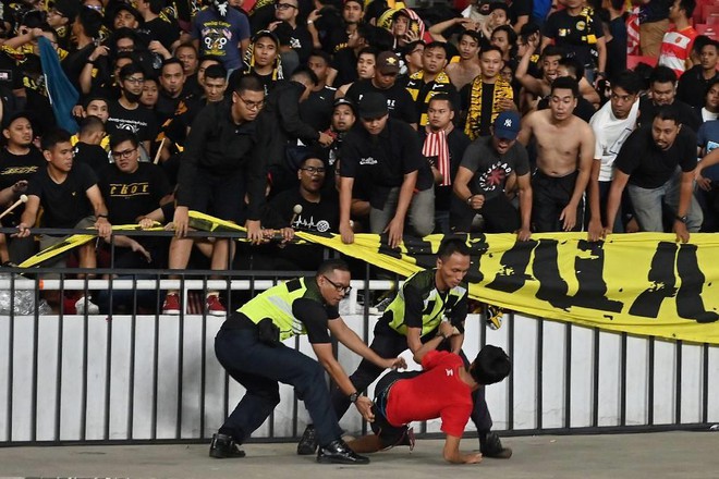 CĐV Malaysia va Indonesia đã có những ẩu đả trên SVĐ Bukit Jalil 