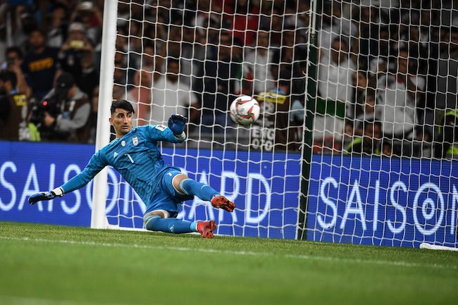 Thủ môn Iran xấu hổ với bàn thua ngớ ngẩn trước Nhật Bản