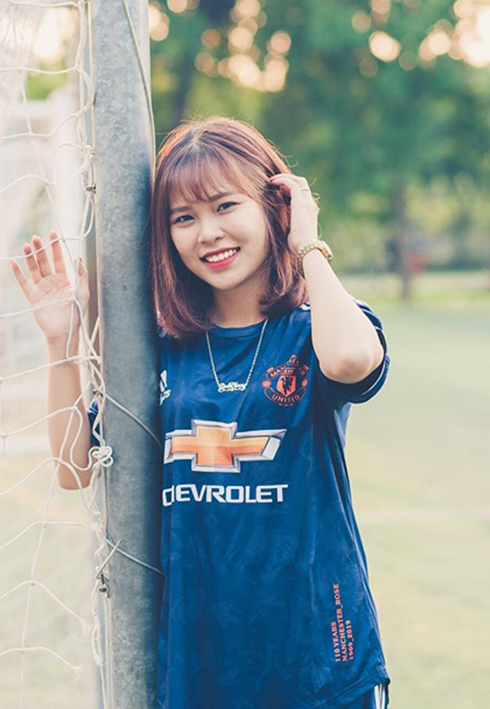 Linh Cherry – Nữ sinh viên Hà Nội xinh đẹp là “fan cứng” của Man United