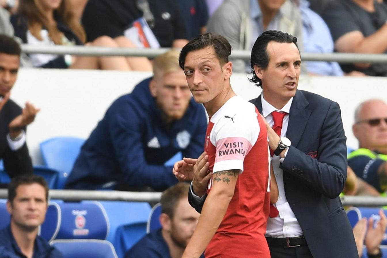 Emery đáp trả phũ phàng khi được hỏi về Mesut Ozil