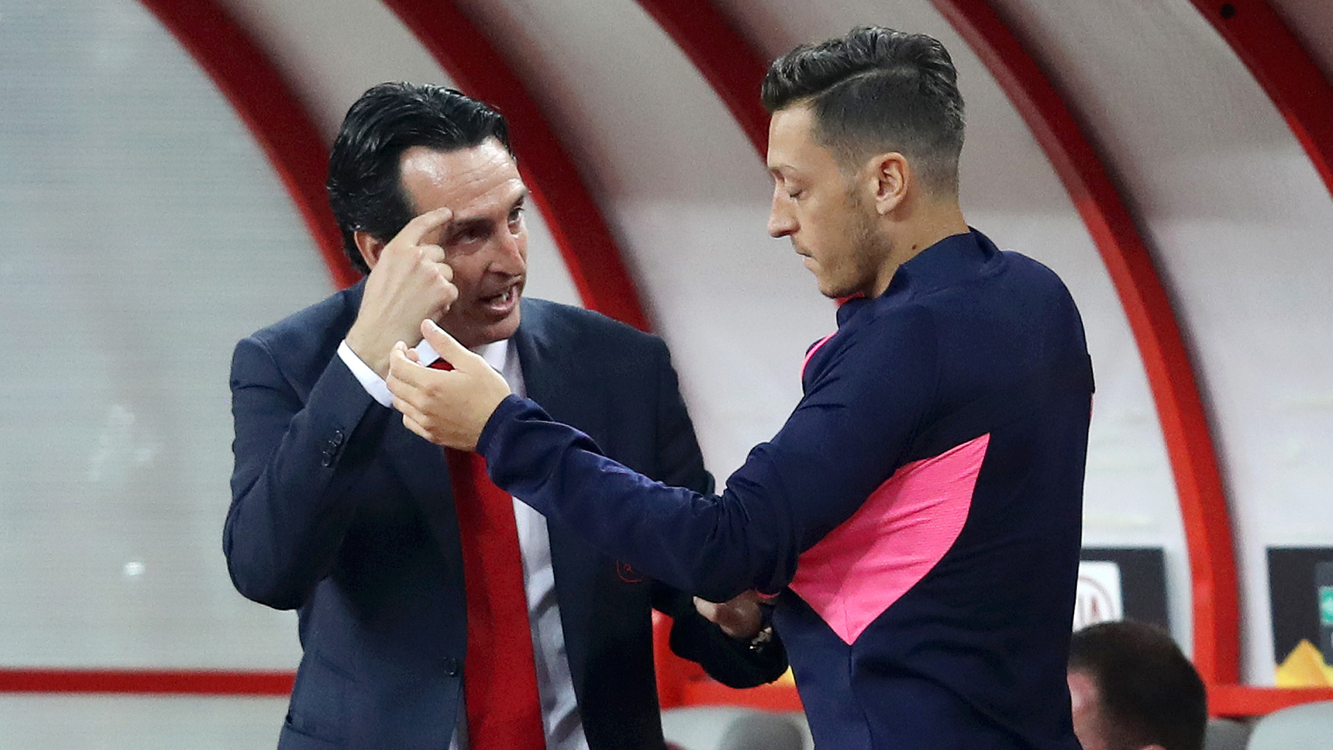 Emery và Ozil xích mích ra mặt ngay trên sân tập