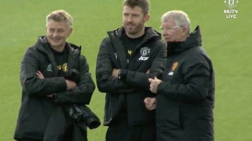 Giữa bão tin đồn bán độ, Sir Alex tới sân tập của MU tiếp sức cho Solskjaer