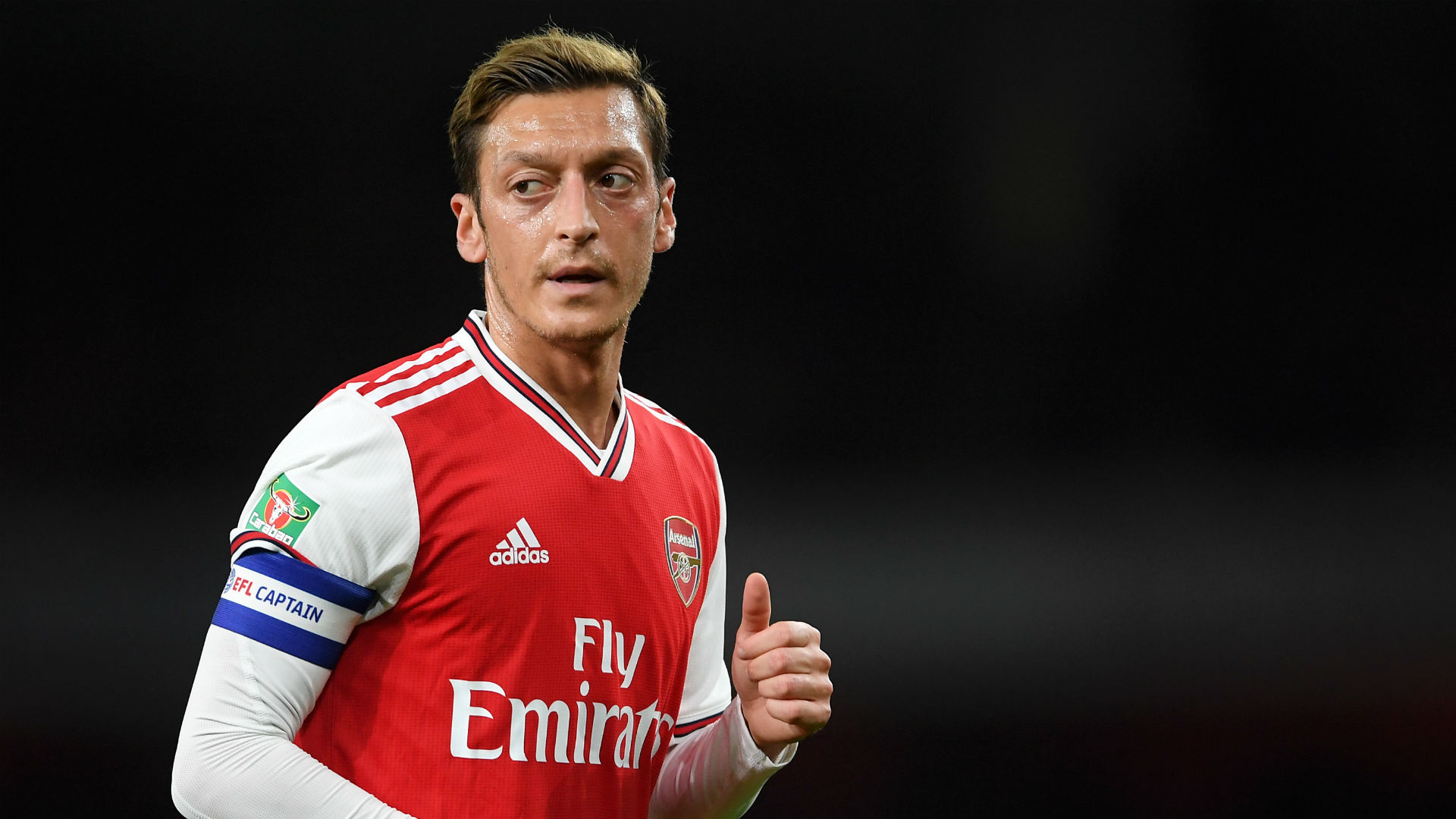 Giữa tâm bão, Mesut Ozil ra động thái khiến CĐV Arsenal ấm lòng