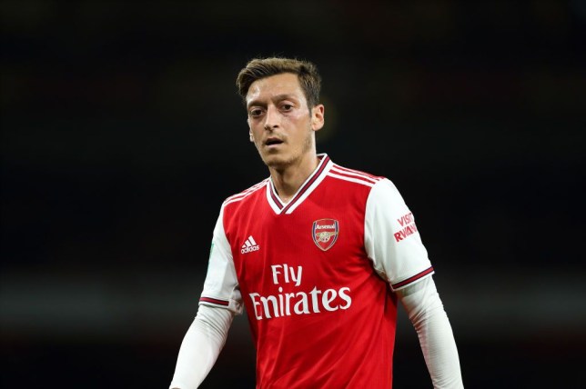 HLV Unai Emery tiếp tục nói lời cay đắng với ngôi sao bị ruồng rẫy Mesut Ozil