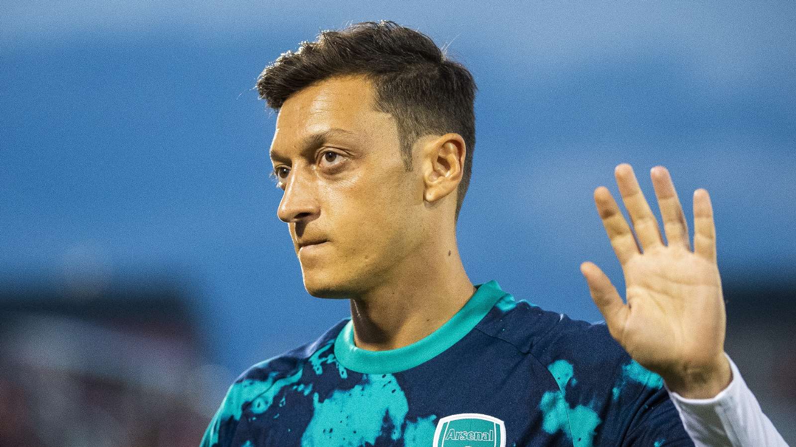 Không được trọng dụng, Ozil vẫn nguyện gắn bó với Arsenal