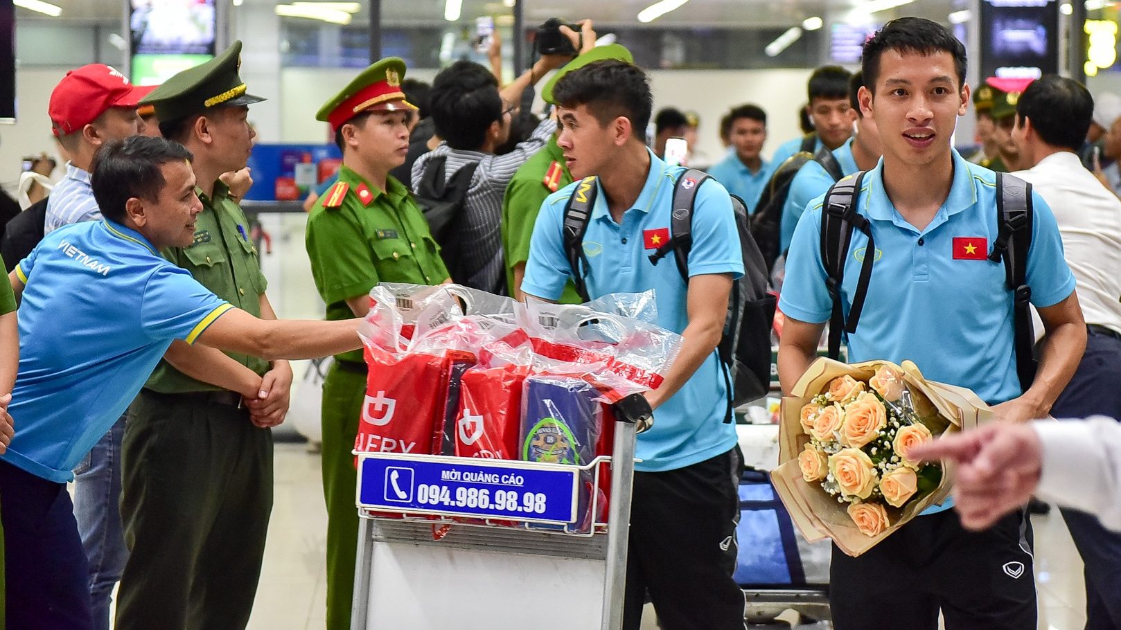 Ảnh: Sau chuyến bay dài, Quang Hải và đồng đội về Hà Nội lúc nửa đêm