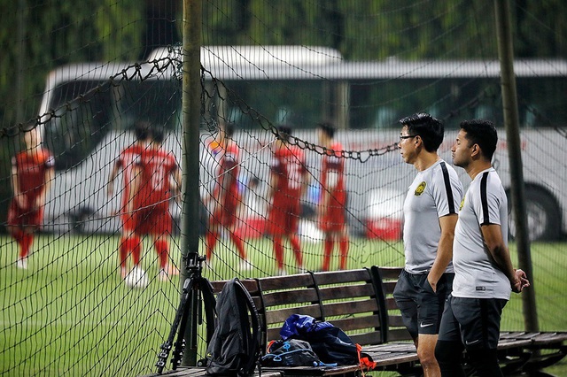 NÓNG: HLV Park Hang Seo bực tức vì xe chở ĐT Malaysia “đột nhập”