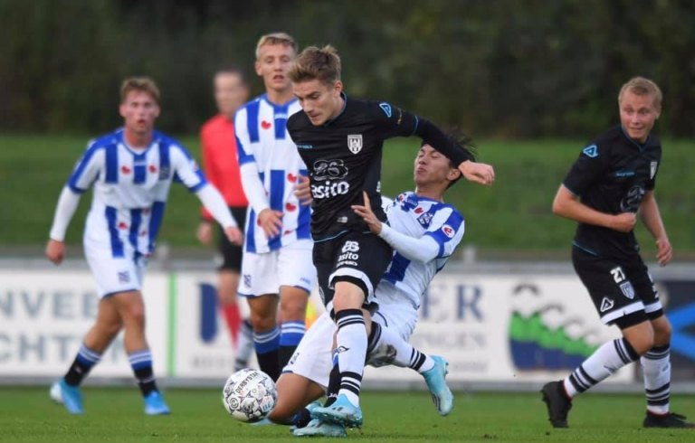 Cận cảnh tình huống Văn Hậu tắc bóng mẫu mực mở ra cơ hội ghi bàn cho Heerenveen