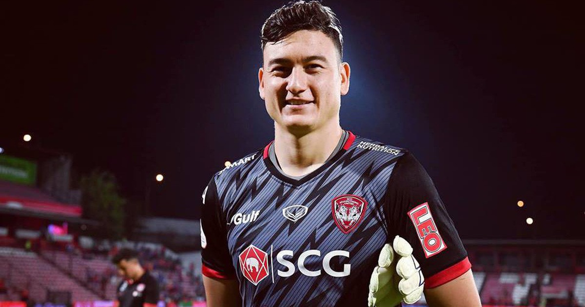 Văn Lâm làm điều khiến fan Muangthong United ấm lòng khi kết thúc mùa giải