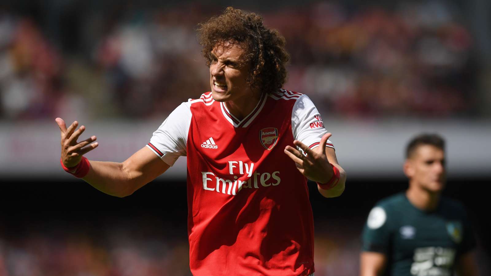 Arsenal bị chỉ trích thậm tệ vì chiêu mộ Luiz thay vì hàng thải Chelsea