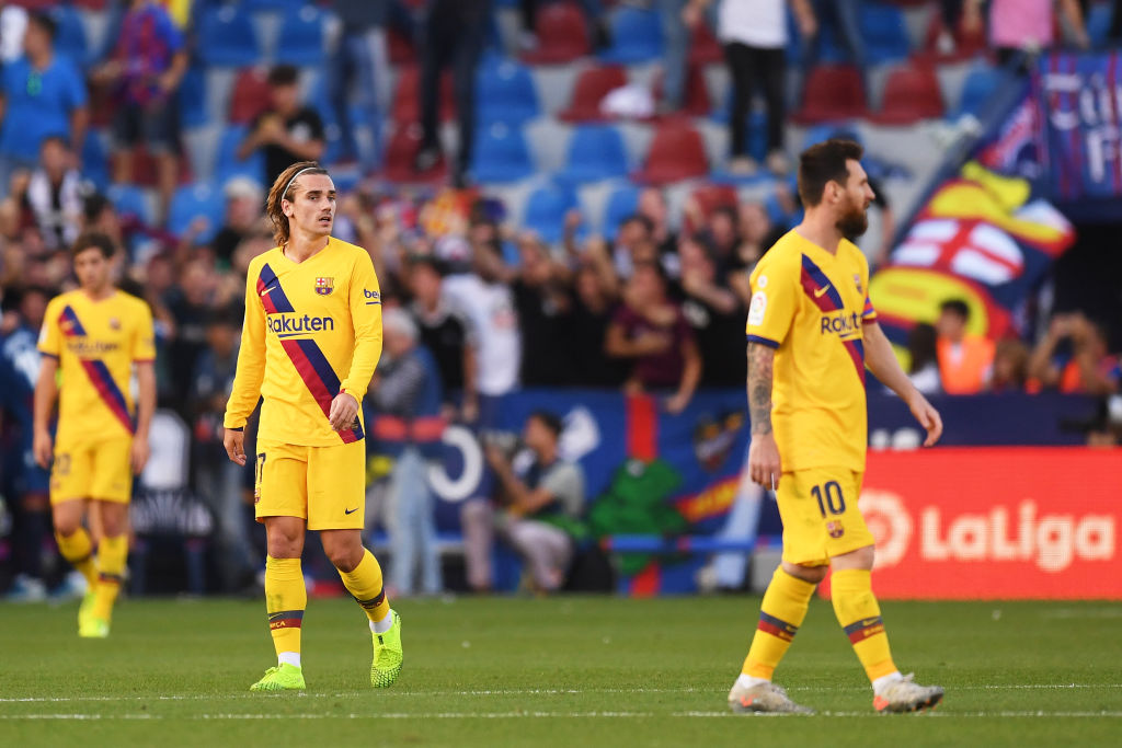 Barcelona công bố đội hình đấu Praha: Bất ngờ với Suarez và Arthur