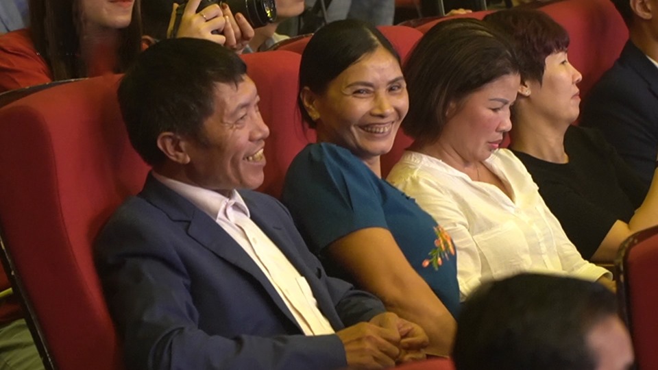 Bố mẹ Văn Hậu xúc động khi con trai được xướng tên tại V-League Awards 2019