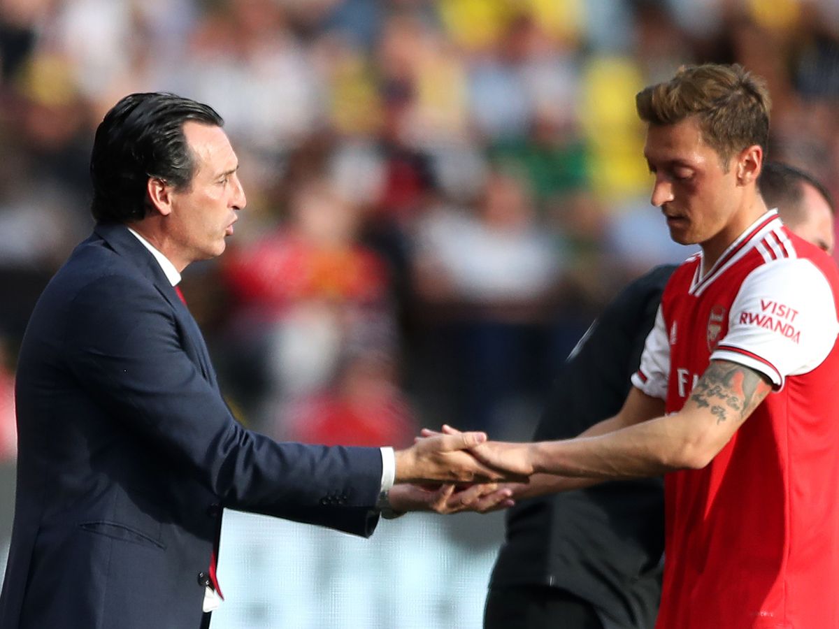 Emery lên tiếng, fan Arsenal “mừng thầm” vì  Mesut Ozil