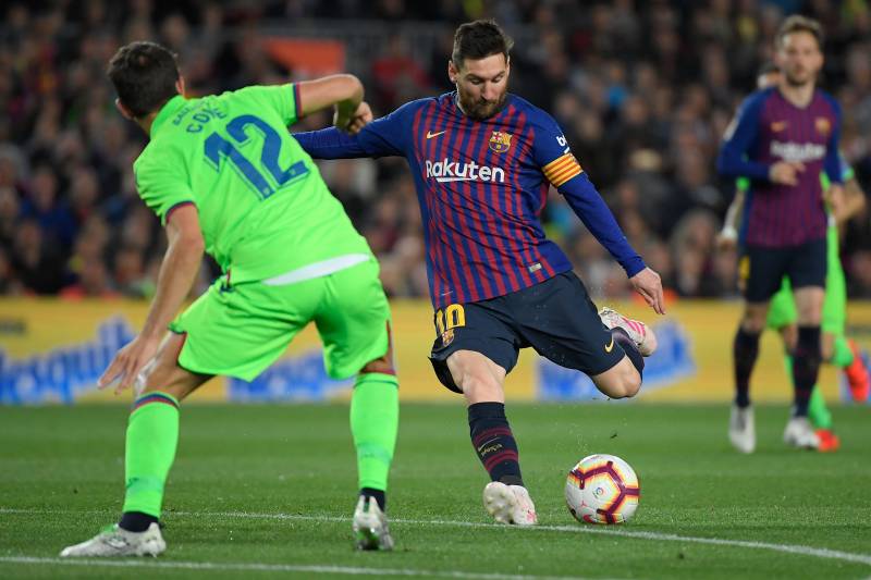 HLV Levante thừa nhận không thể cản Messi ngay trước… giờ thi đấu