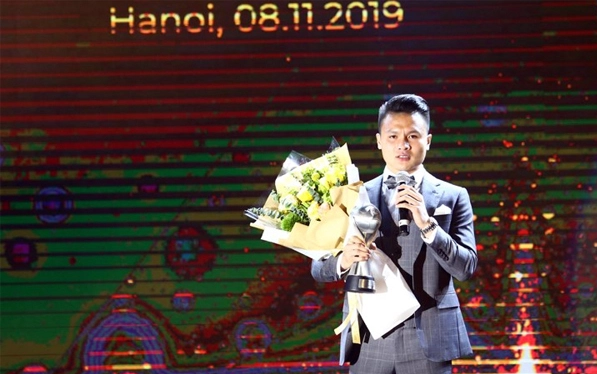 HLV Park Hang Seo nhắc Quang Hải tặng hoa cho cha mẹ ở AFF Awards