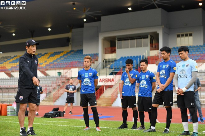 HLV Nishino Akira tập luyện chuẩn bị cho trận đấu với Malaysia