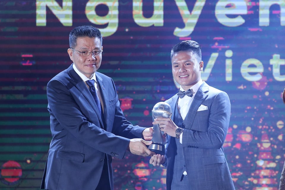 Quang Hải bị Văn Hậu đá xoáy sau khi nhận danh hiệu tại AFF Awards
