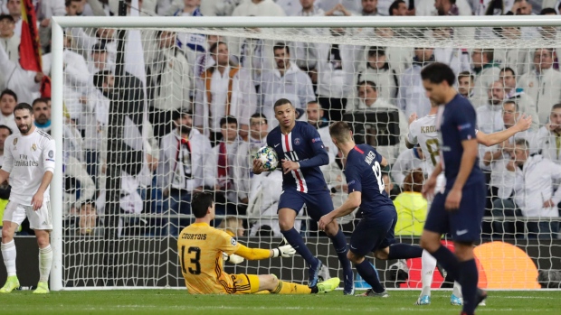 Bị PSG gỡ hòa trong vòng 3 phút, Real Madrid ngậm ngùi đi tiếp với ngôi vị nhì bảng