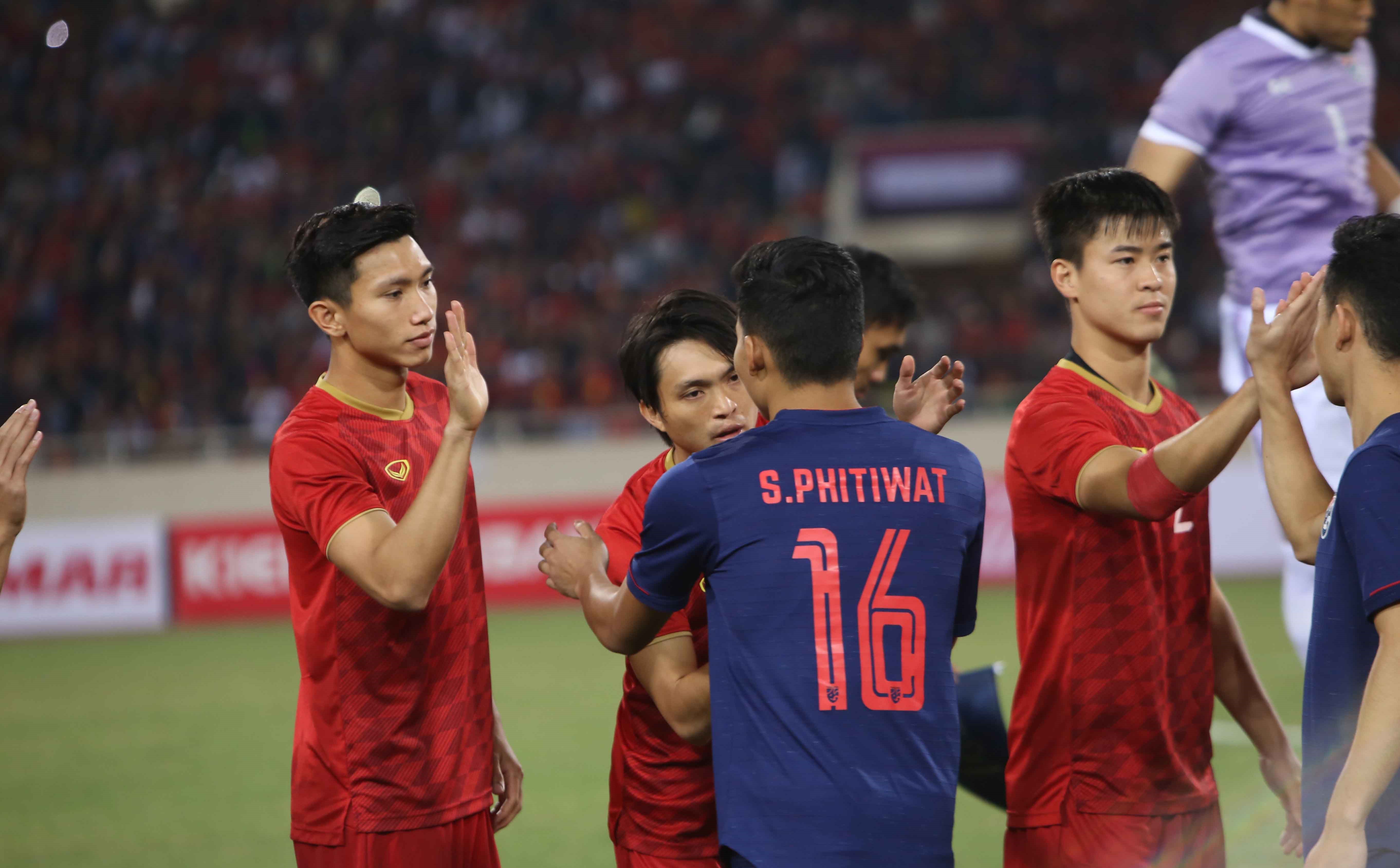 Tuấn Anh lại đốn tim fan khi dành cái ôm đặc biệt đến cầu thủ Thái Lan