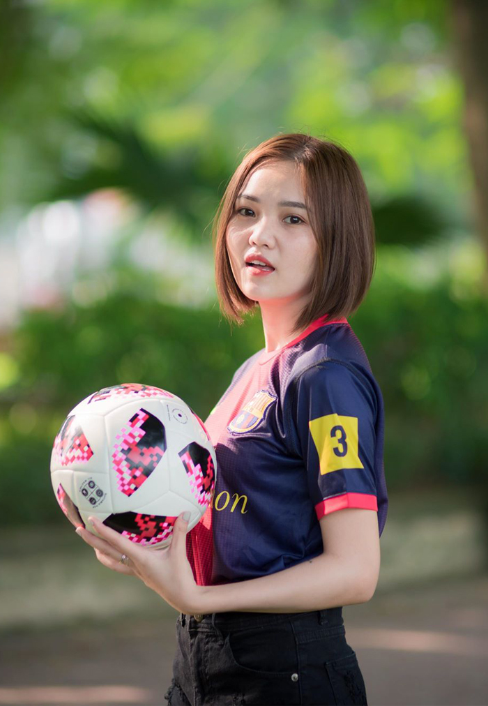 Loạt ảnh xinh đẹp của fan nữ cuồng Messi – Tống Linh Linh