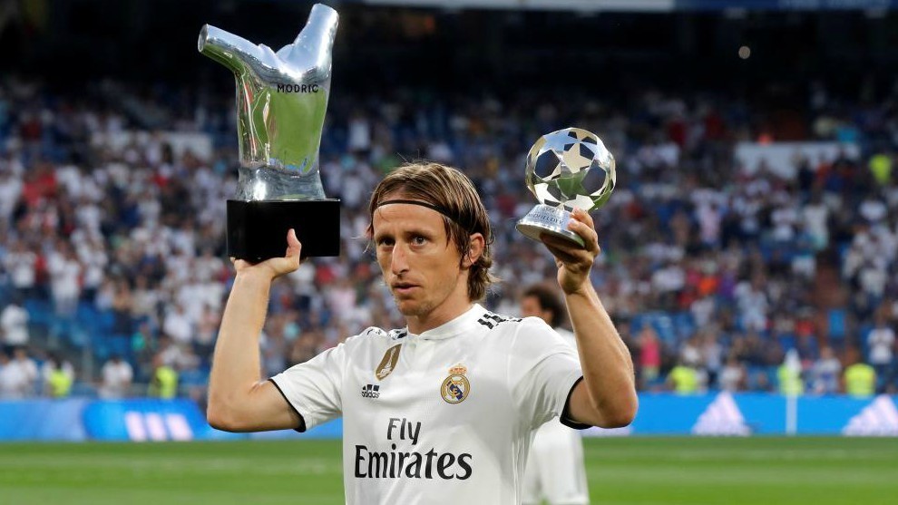 Vượt mặt Messi – Ronaldo, Modric nhận giải thưởng… Bàn chân Vàng