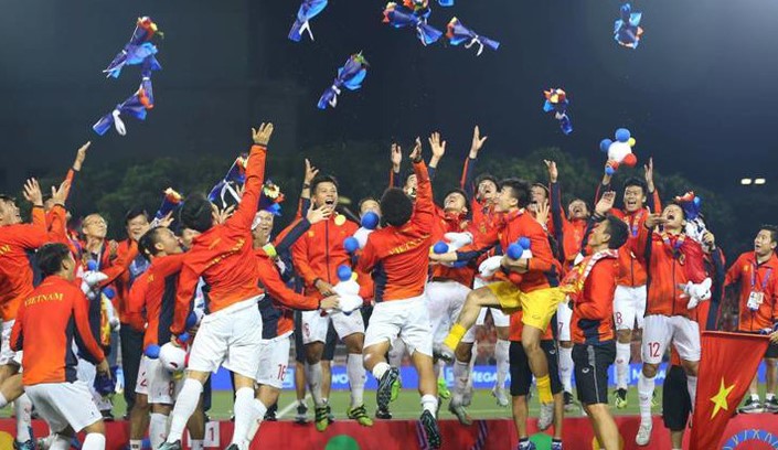 Bầu Đức: Ánh mắt đượm buồn khi bóng đá Việt Nam lên đỉnh cao