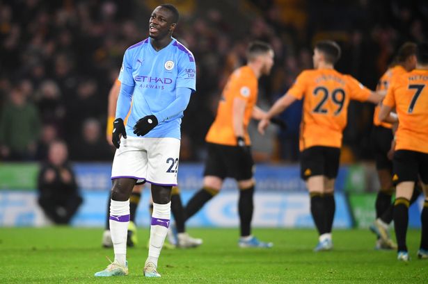 Hậu vệ Man City xin lỗi CĐV sau màn trình diễn tệ hại trước Wolverhampton