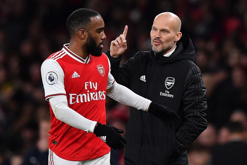 Ljungberg chia sẻ lý do “giam cầm” Lacazette trên băng ghế dự bị