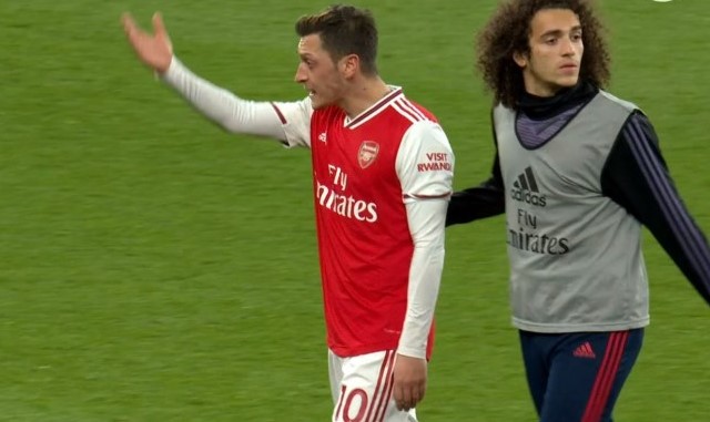 Ozil phát khùng với đồng đội và ban huấn luyện sau trận thua Brighton