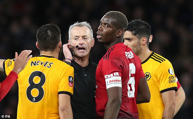 Đeo băng thủ quân, Pogba là điểm sáng duy nhất ở thất bại của M.U