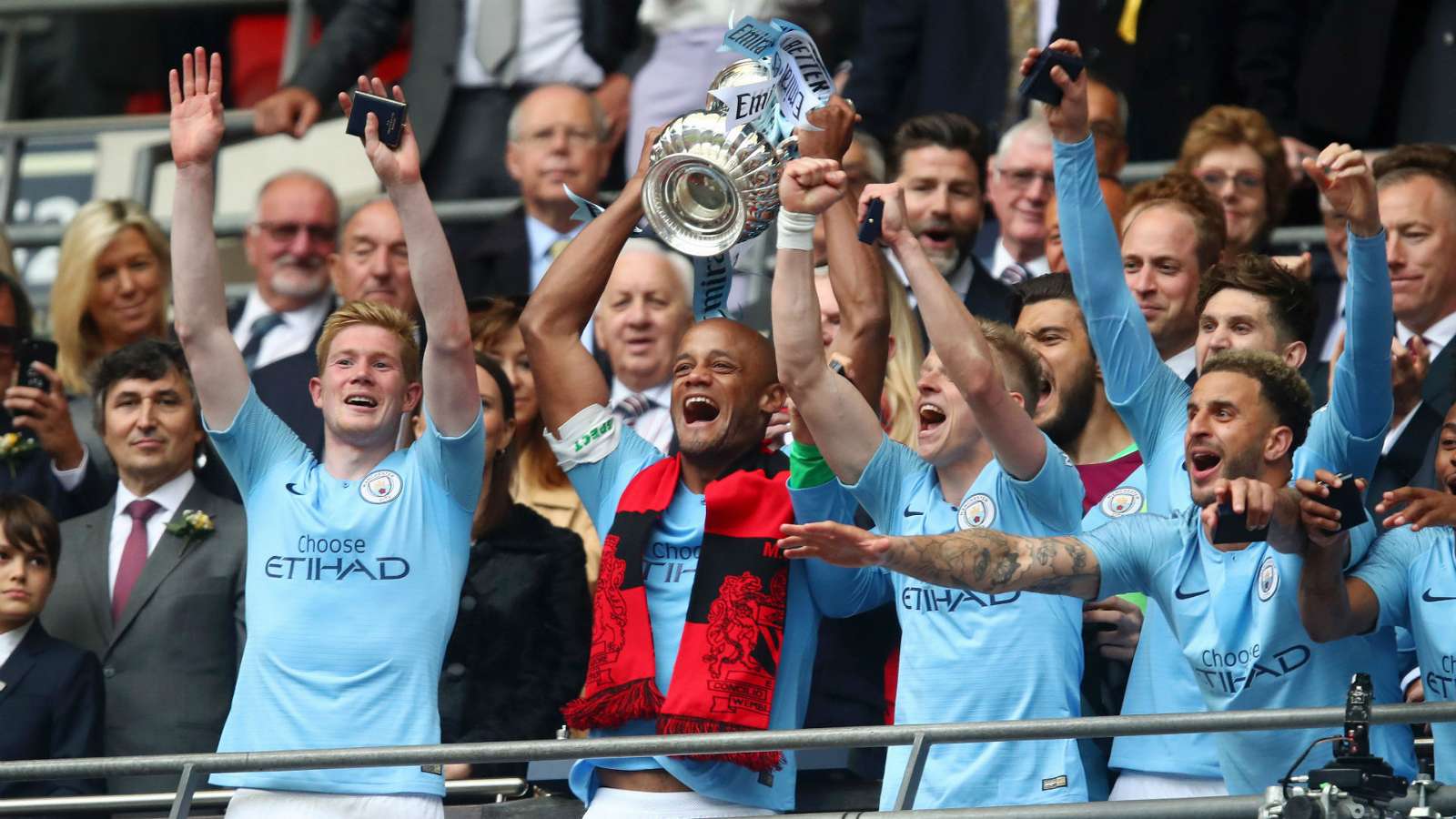 Giành cú ăn ba cùng Man City, đội trưởng Kompany “gáy” tưng bừng sau trận