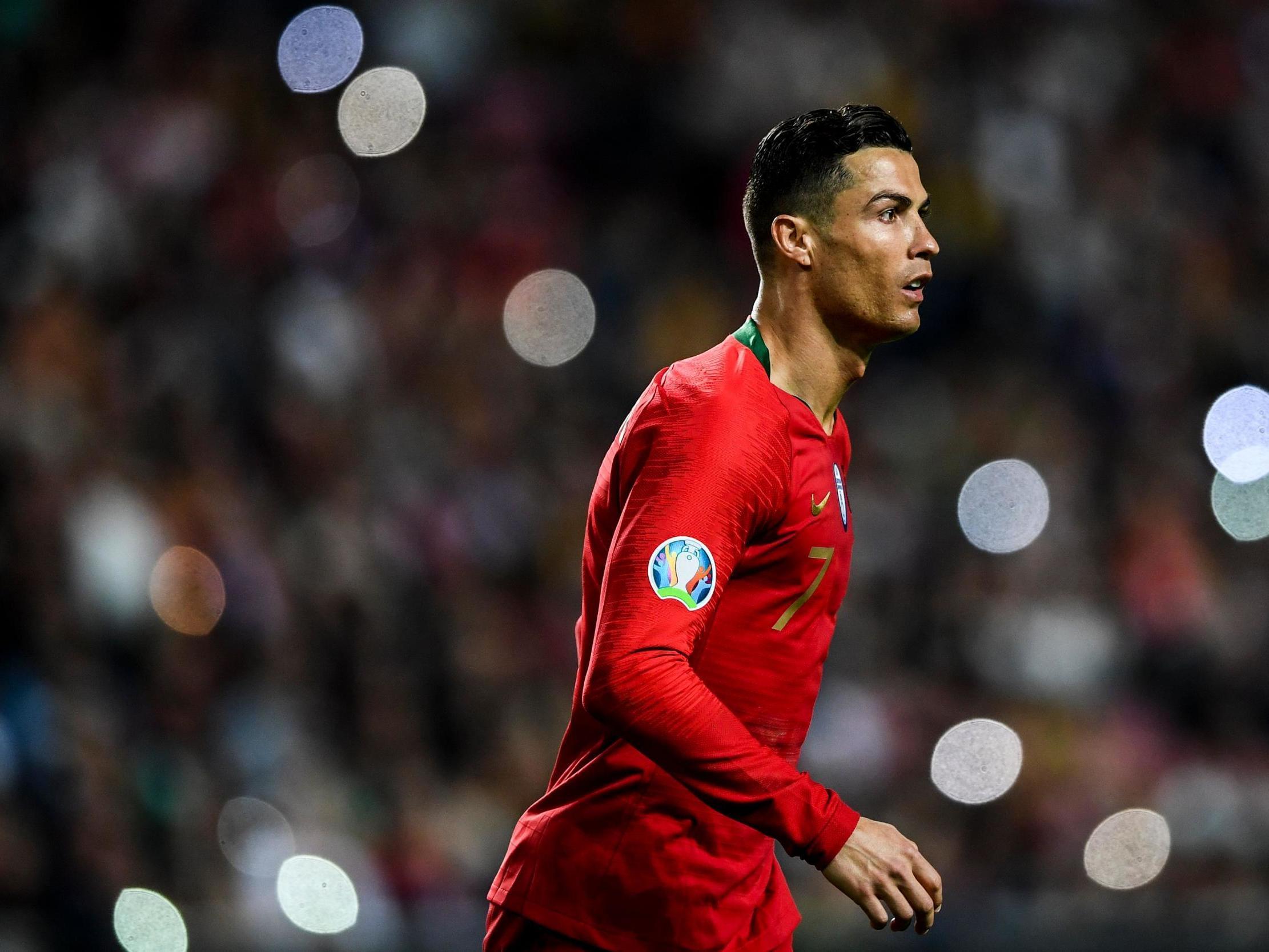 Chưa đá chung kết Nations League, Ronaldo đã đốn tim fan hâm mộ với hành động đẹp