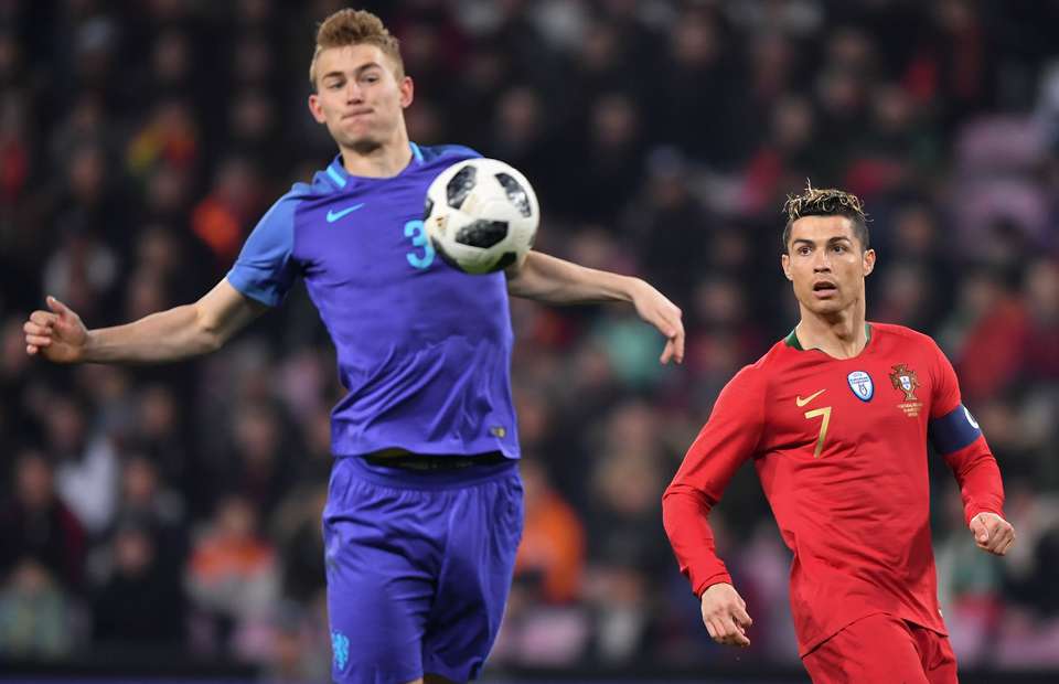 Vô địch cùng BĐN, Ronaldo tranh thủ “chèo kéo” sao Hà Lan về đội bóng