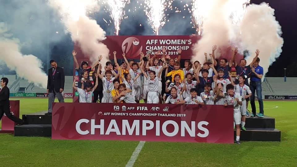 Thắng nghẹt thở Thái Lan, ĐT nữ Việt Nam lên ngôi vô địch Đông Nam Á