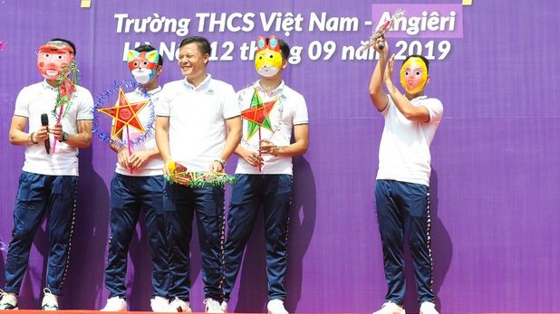 Quang Hải hóa Ngộ Không, Tiến Dũng hóa Bát Giới đón trung thu cùng các em nhỏ