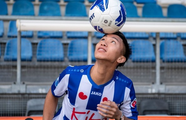 Chưa ra sân, Văn Hậu đã gây ấn tượng với HLV Heerenveen