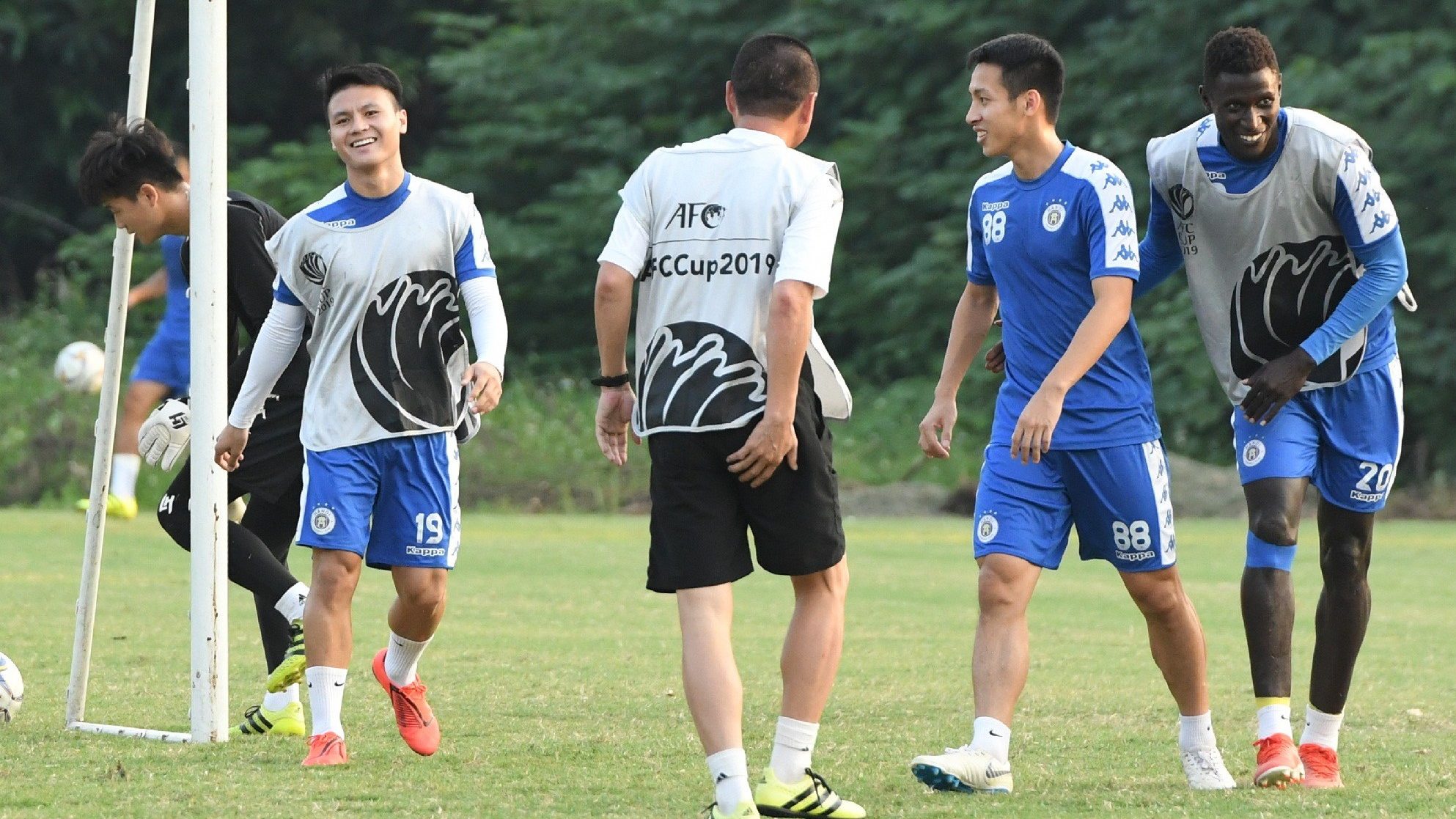 Duy Mạnh, Quang Hải “cười phớ lớ” trong buổi tập trước trận chung kết AFC Cup liên khu vực