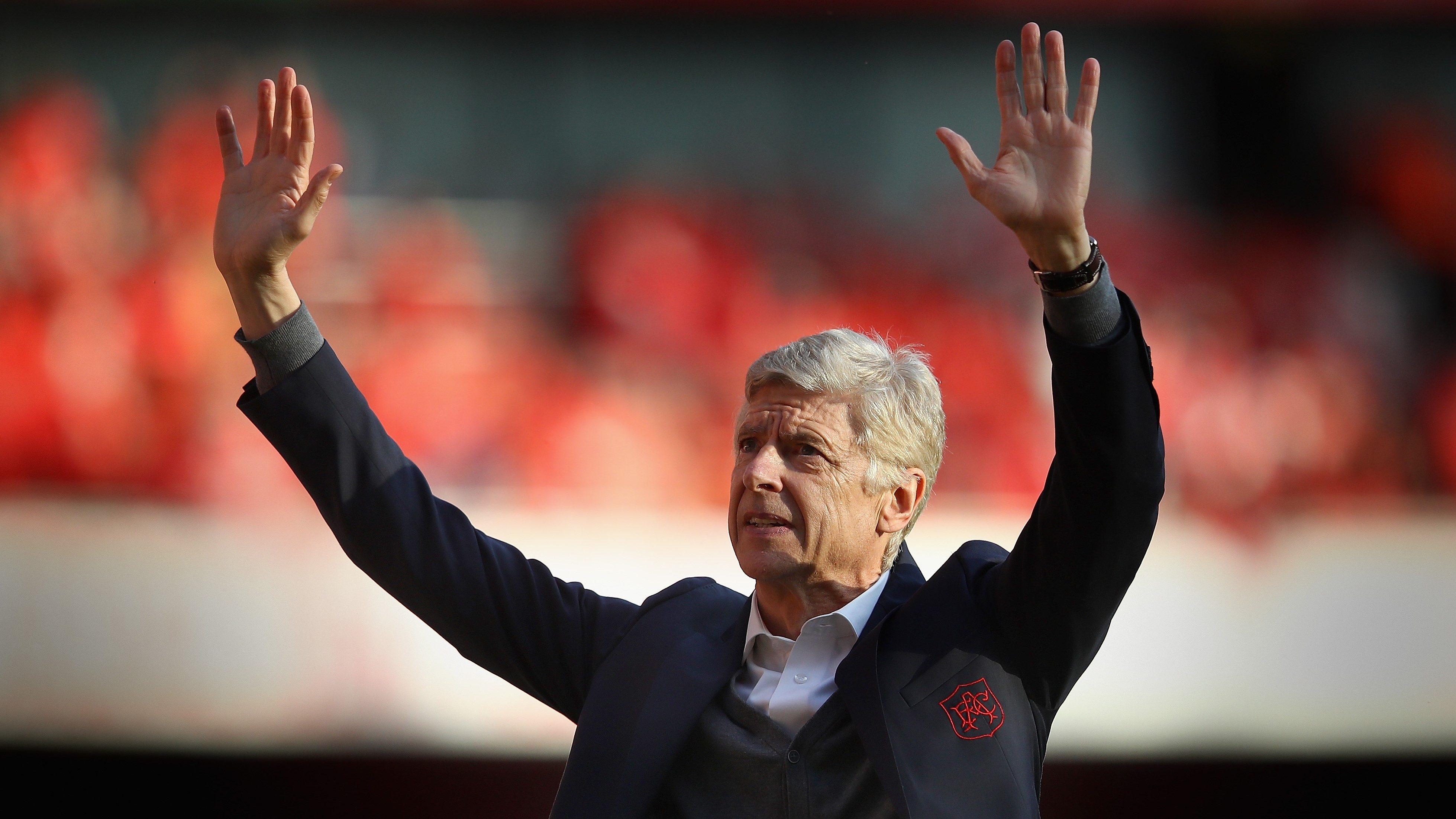 HLV Wenger thừa nhận muốn dẫn dắt… Man United