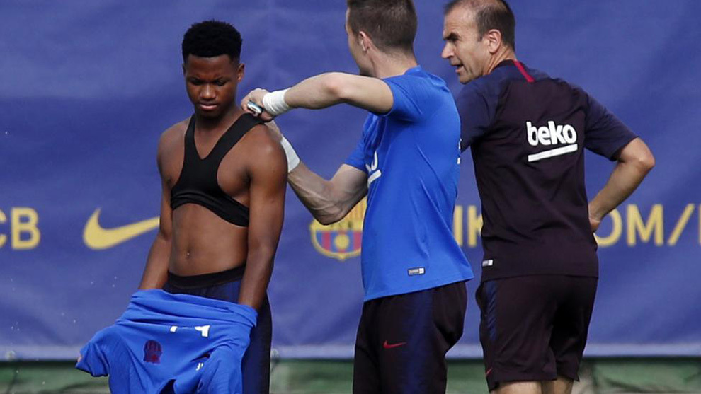 Messi chưa trở lại, Barcelona nhận thêm tin sét đánh từ thần đồng Fati