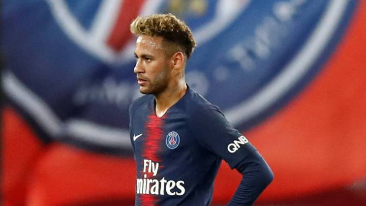 Làm loạn đòi sang Barca, Neymar bị cổ động viên PSG “dằn mặt”