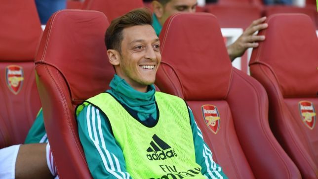 Ozil bị “bỏ rơi” ở trận đấu với Eintracht Frankfurt