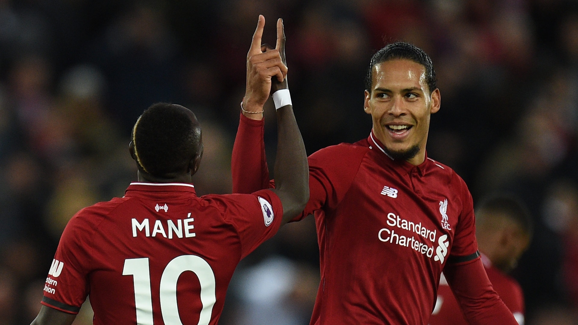 Van Dijk bác tin gia hạn với Liverpool, Mane sắp được “trói chân”