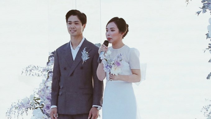 Khoảnh khắc Công Phượng và Viên Minh song ca tình tứ tại đám cưới ở Phú Quốc