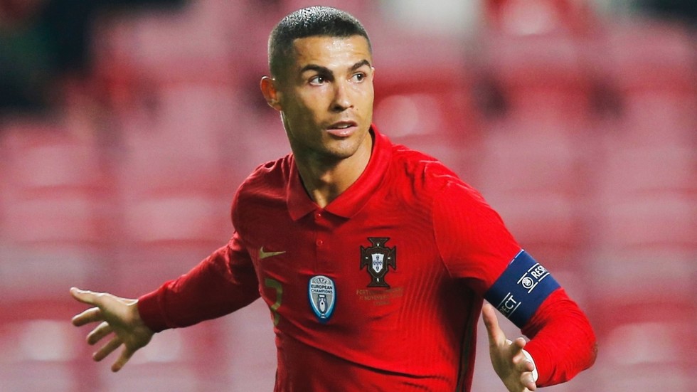 Mỗi bài đăng của Ronaldo đủ nuôi sống 10 gia đình tại Anh 1 năm