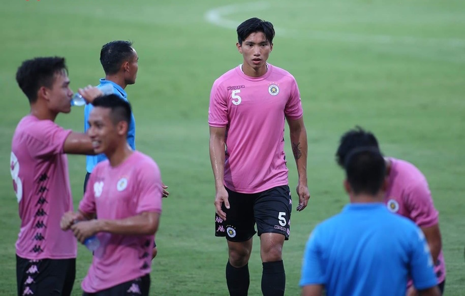 Dính chấn thương, Văn Hậu sẽ lỡ hẹn với AFF Cup 2021?