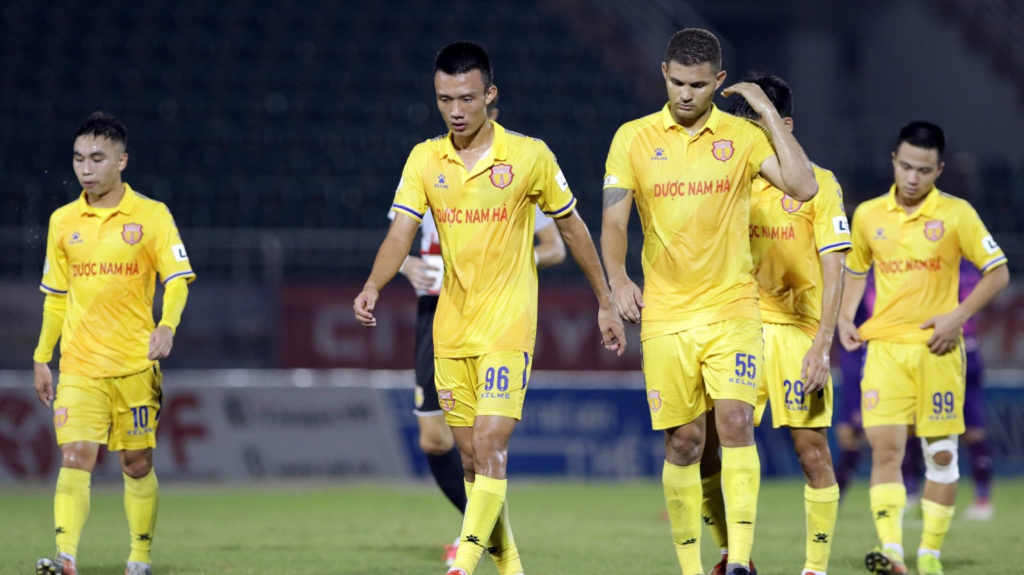 DNH Nam Định: Bao giờ mới thôi đua trụ hạng V-league?