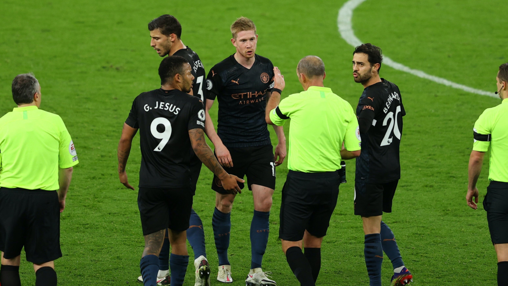 Man City thua Tottenham, De Bruyne “nổi đóa” với trọng tài