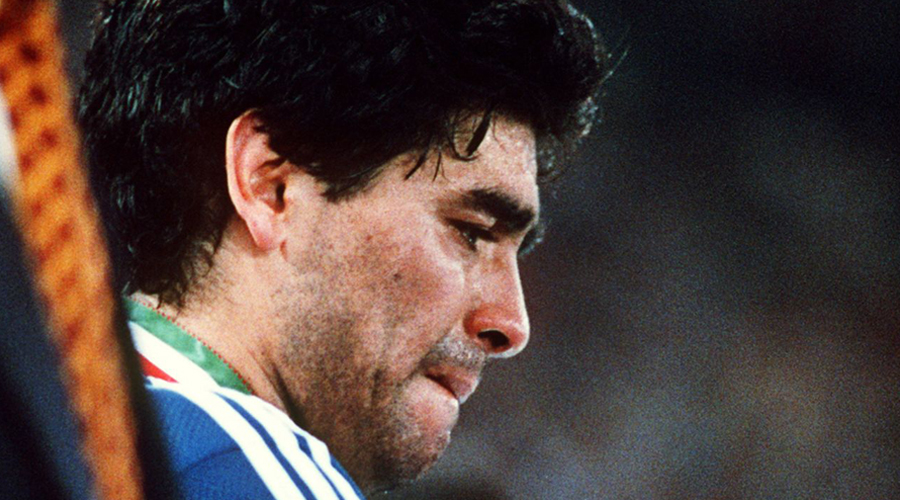 Maradona và di nguyện được khắc dòng chữ lên bia mộ