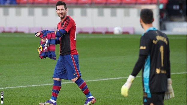 Cởi áo tri ân Maradona, Messi đứng trước nguy cơ bị phạt nặng